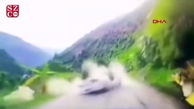 Büyük kaya parçası aracın üzerine düştü, sürücü ölümden döndü