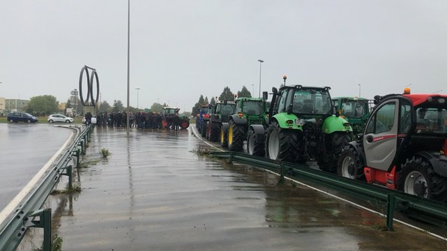 Laval. Les agriculteurs mayennais mènent une opération escargot
