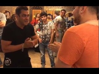 Salman Khan Plays Hot Hands With Nephews Arhaan and Nirvaan. Watch Video To See Who Wins!