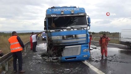 TEM Otoyolu’nda lastiği patlayan tır yanarak kullanılamaz hale geldi