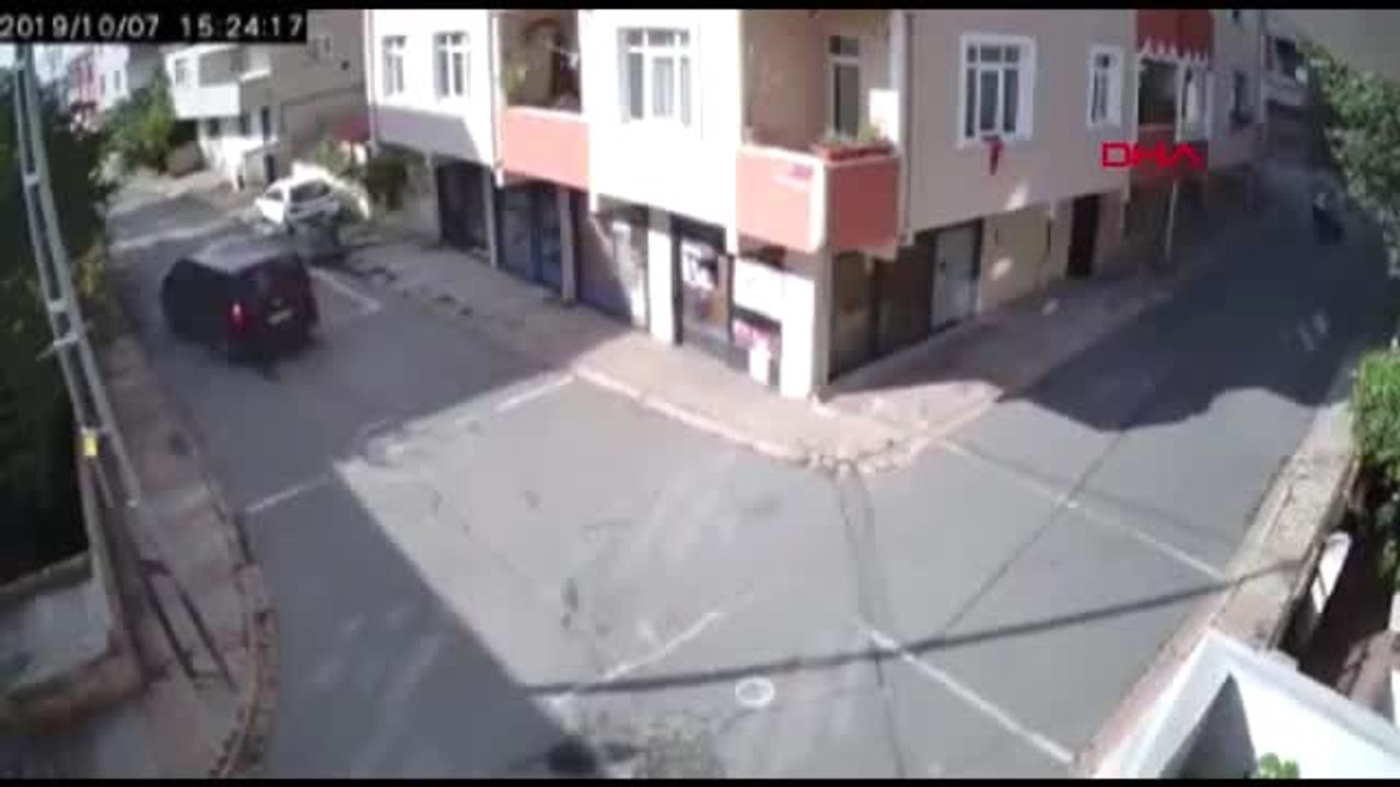 Yolda uyuyan köpeği ezdi, hiçbir şey olmamış gibi yoluna devam etti