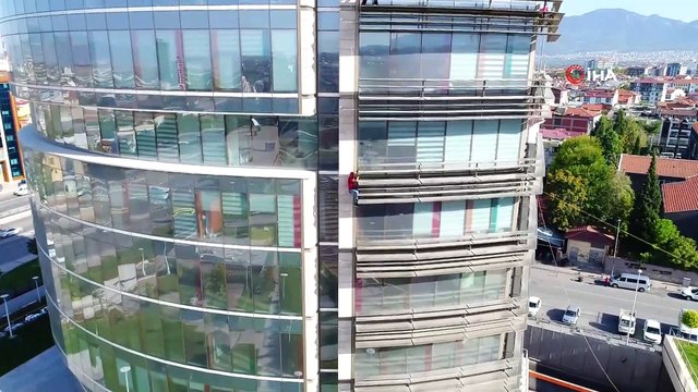 İtfaiye erlerinden nefes kesen tatbikat...Mahsur kalanları kurtarmak için balkondan balkona atladı