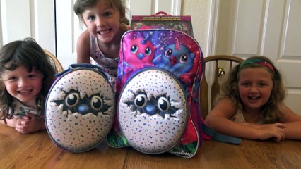 Voltando da Escola com o super e divertido Hatchimals e Mochila  dos Personagens da Hatchimals