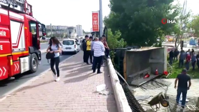 Kayseri'de freni patlayan kamyon yan yattı, çok sayıda yaralı var