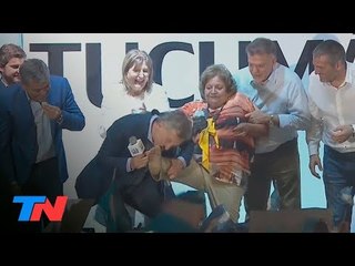 Macri le besó los pies a una mujer en la marcha del “Sí, se puede” en Tucumán