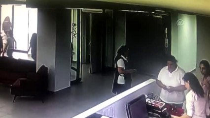 Depremde SMA hastası çocuğu sırtında taşıdı