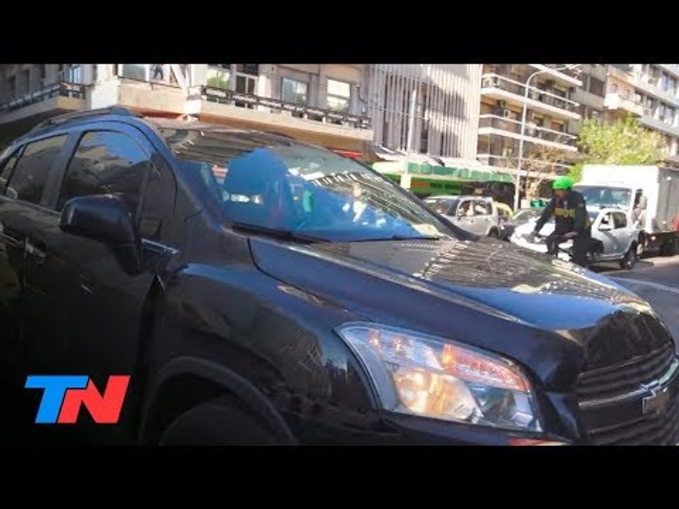 El día de furia de un automovilista en medio de un corte: ¡abandonó su auto y se fue a pie!