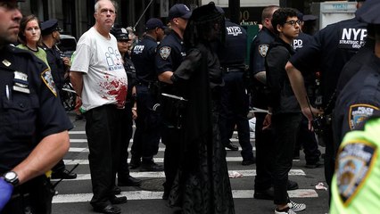 Mit Klebstoff und Kunstblut: Weltweite Proteste für mehr Klimaschutz