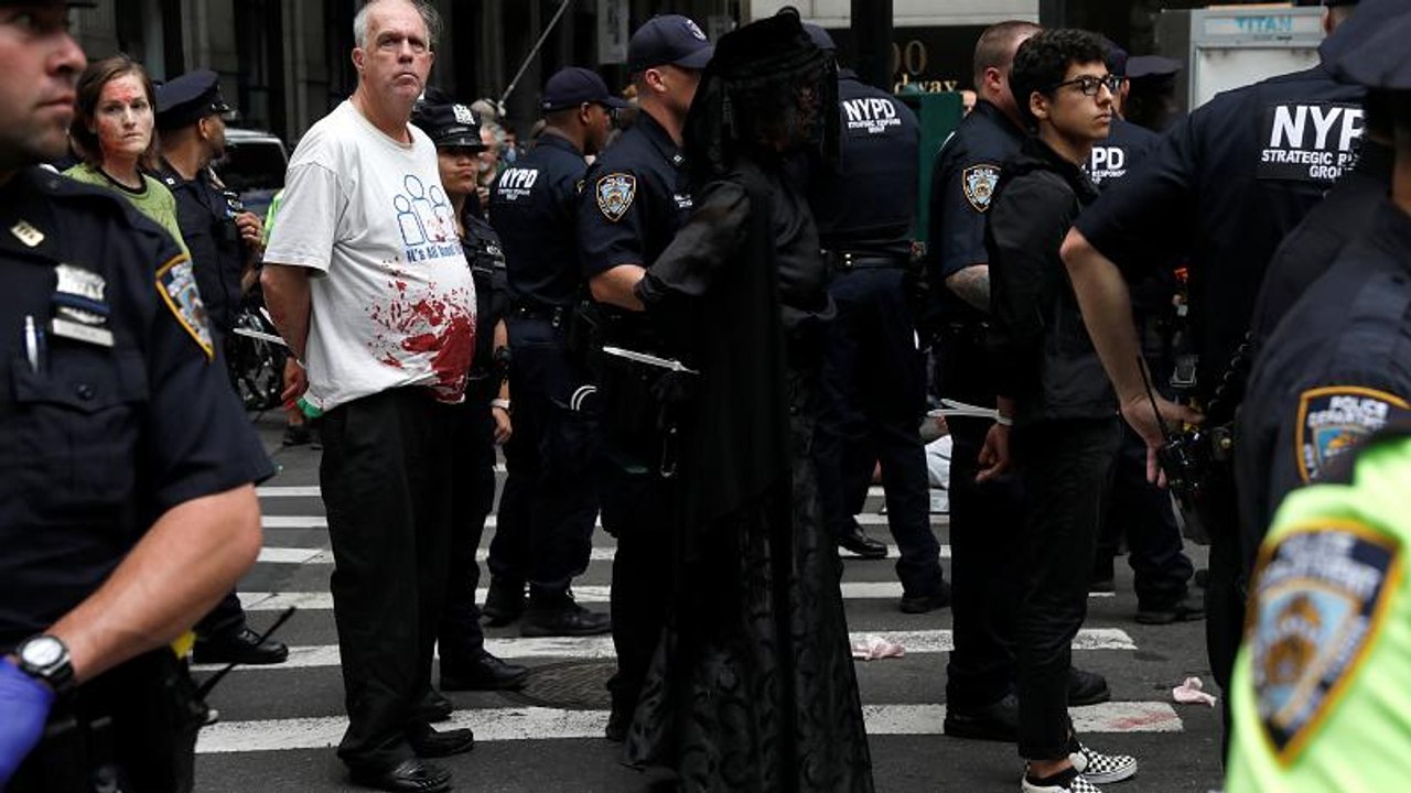 Mit Klebstoff und Kunstblut: Weltweite Proteste für mehr Klimaschutz