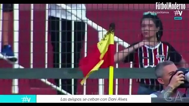 Le footballeur Dani Alves a été attaqué en plein match par des guêpes refugiés dans le poteau de corner.