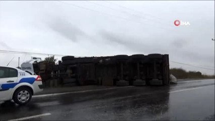 Tekirdağ'da yem yüklü tır devrildi: 1 yaralı