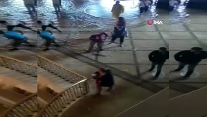 Turizm cennetinde yağmur kabusu; Otelleri ve evleri su bastı, yollar göle döndü