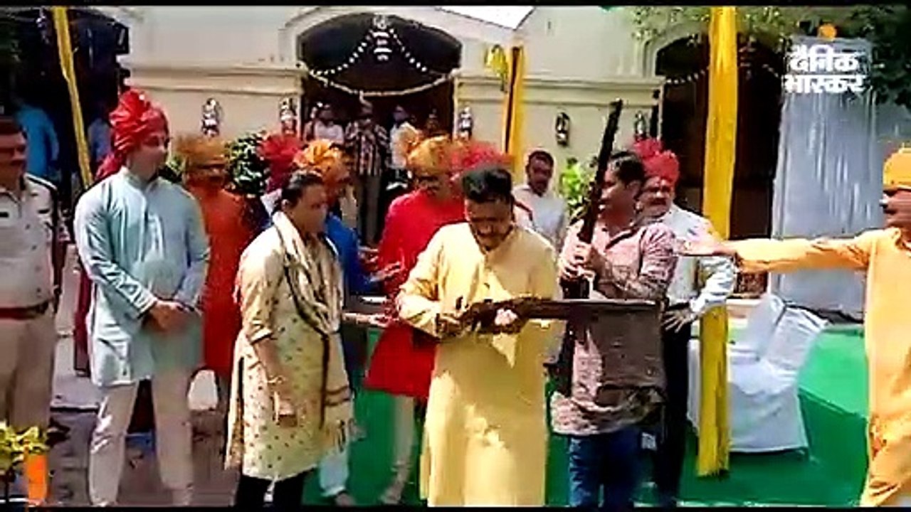 शस्त्र पूजन के बाद एडीजी और एसएसपी ने की हर्ष फायरिंग, पुलिस लाइन में हुआ कार्यक्रम