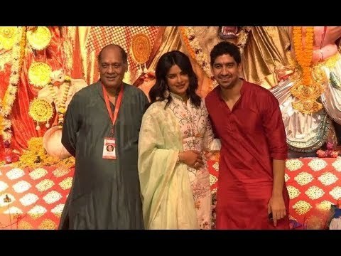 Priyanka Chopra Takes Blessings At Durga Puja With Ayan Mukerji | SpotboyE