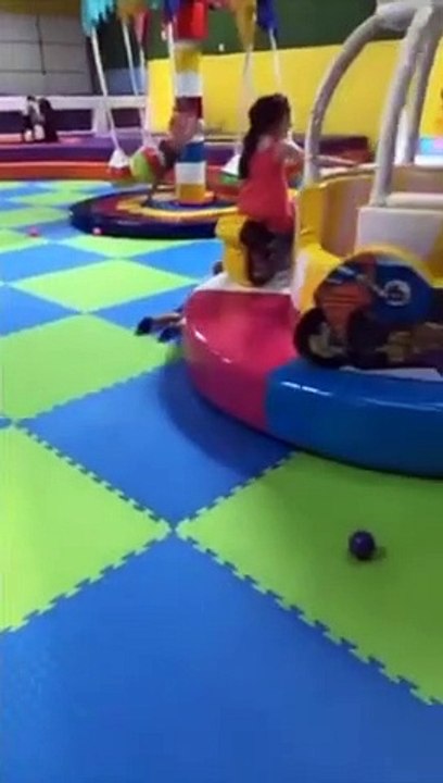 Tombé du manège ce gamin ne lâche pas et tourne traîné au sol !