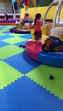 Tombé du manège ce gamin ne lâche pas et tourne traîné au sol !