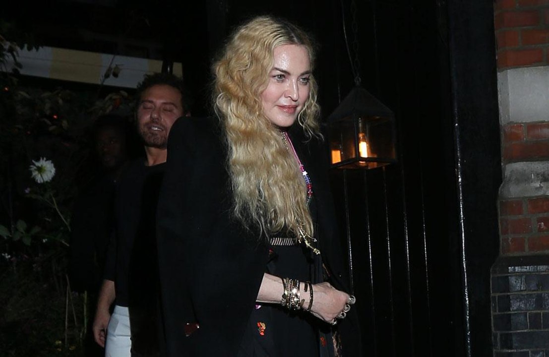 Madonna postpones show after injuring knee