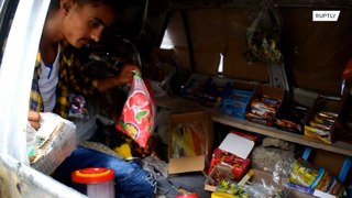 Familia yemení convierte su coche en una tienda