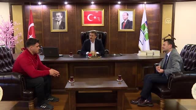 Dünya şampiyonu milli güreşçi Rıza Kayaalp, Bahçelievler belediyesini ziyaret etti