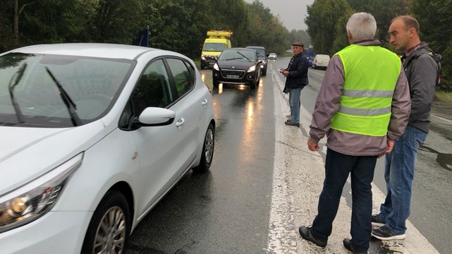 Action des agriculteurs près d’un péage d’autoroute