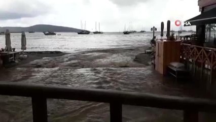 Bodrum'da sağanak sonrası denizin rengi değişti