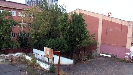 Tahliye kararının ardından veliler okullara gelerek çocuklarını aldı