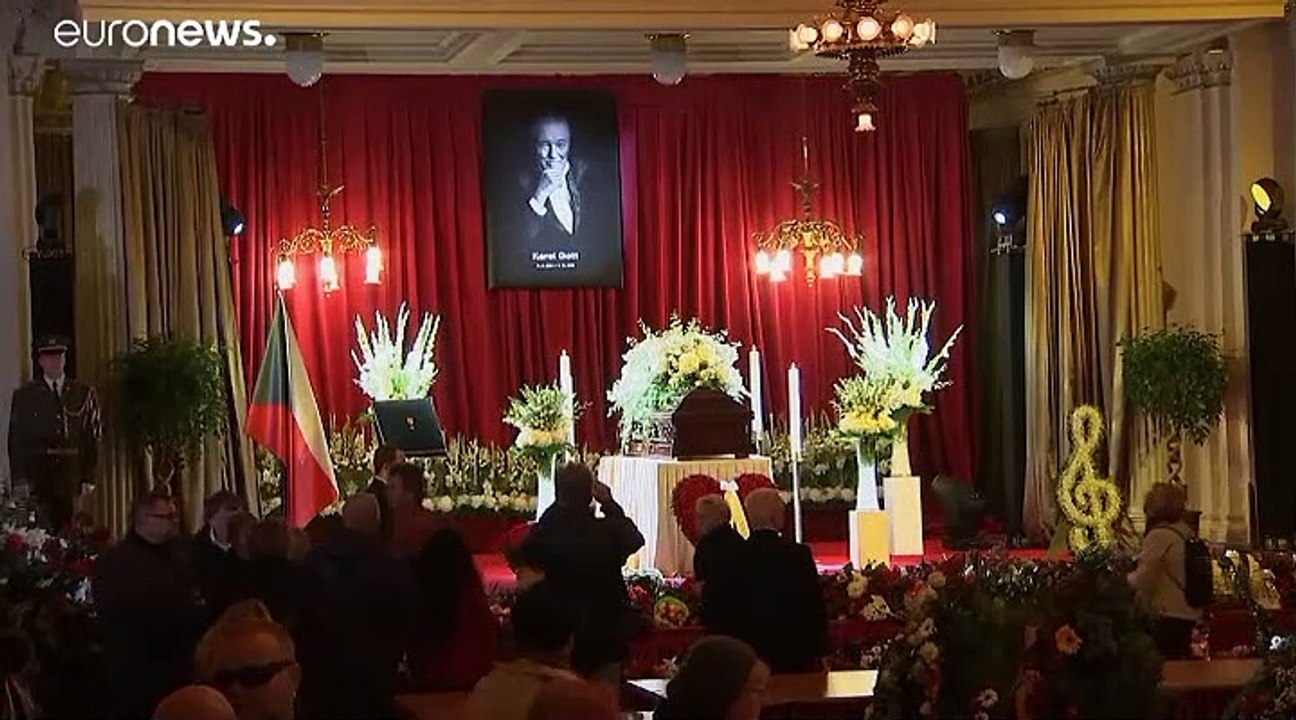 Decine di migliaia di cechi rendono omaggio al Sinatra dell'est