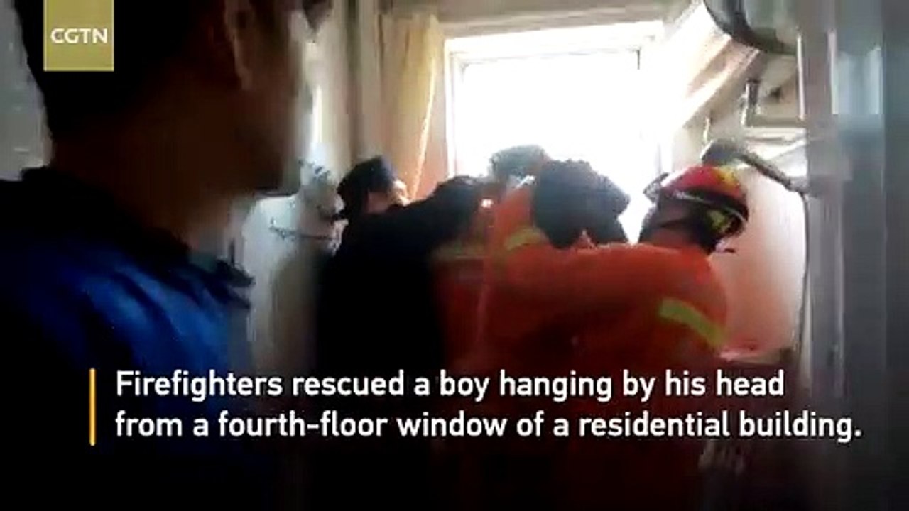 Un garçon s'est coincé la tête entre les barrières de sécurité de la fenêtre du quatrième étage