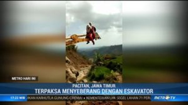 Jembatan Putus, Pelajar di Pacitan Nekat Naik Eskavator untuk Menyeberang