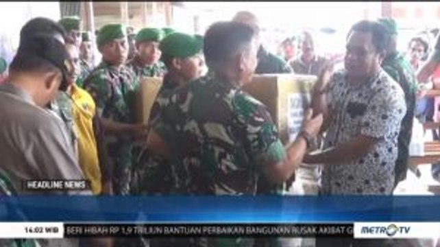 TNI-Polri Berikan Bantuan untuk Pengungsi Wamena