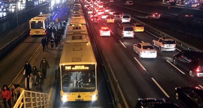 Topkapı durağı yakınlarında yaşanan metrobüs arızası seferleri aksattı