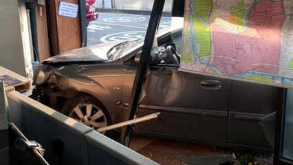 접촉사고 후 파출소 돌진...경찰관 2명 다쳐 / YTN