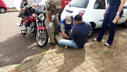 Ao sair de estacionamento, carro bate com moto na Rua Treze de Maio