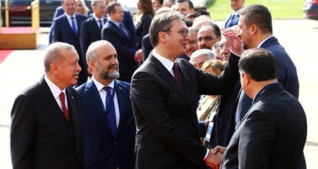 Sırbistan Cumhurbaşkanı, resmi karşılamada Hidayet Türkoğlu ile boy ölçüştü