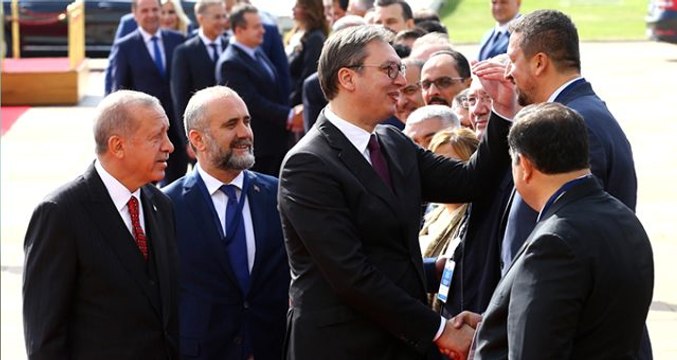 Sırbistan Cumhurbaşkanı, resmi karşılamada Hidayet Türkoğlu ile boy ölçüştü