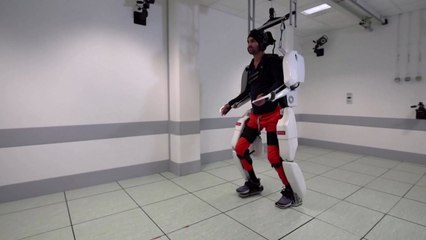 사지마비 청년, '로봇옷' 입고 걷다...뇌파로 작동 / YTN