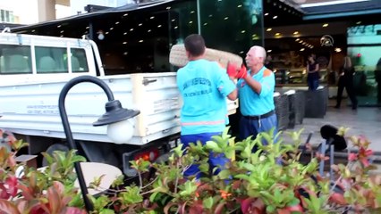 Otomobille çarpışan kamyonet pastane bahçesine girdi - ADANA