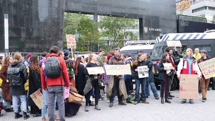 Hollanda'da 'iklim değişikliği'ne karşı işgal eylemleri - AMSTERDAM