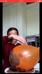 La bonne idée de tremper un ballon dans du chocolat chaud... Paf