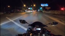 Un motard fait une grosse accélération en plein traffic et va le regretter