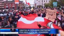 Cientos de peruanos protestan por disolución del congreso