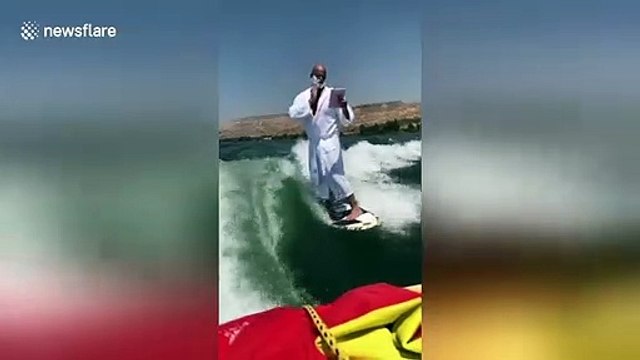 Israeli multitasking master can SHAVE while surfing
