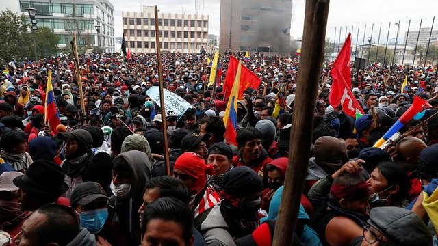 Эквадор: в столице столкновения, правительство эвакуировано