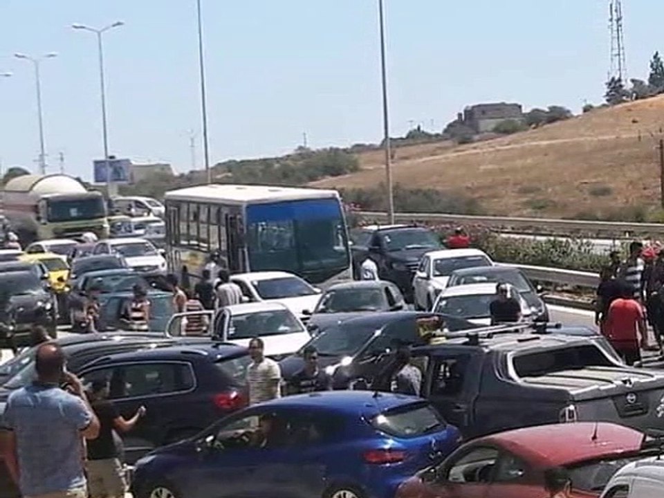 غلق الطريق المؤدي إلى بنزرت على مستوى النحلي من طرف المتساكنين بسبب قطع الماء الصالح للشراب !