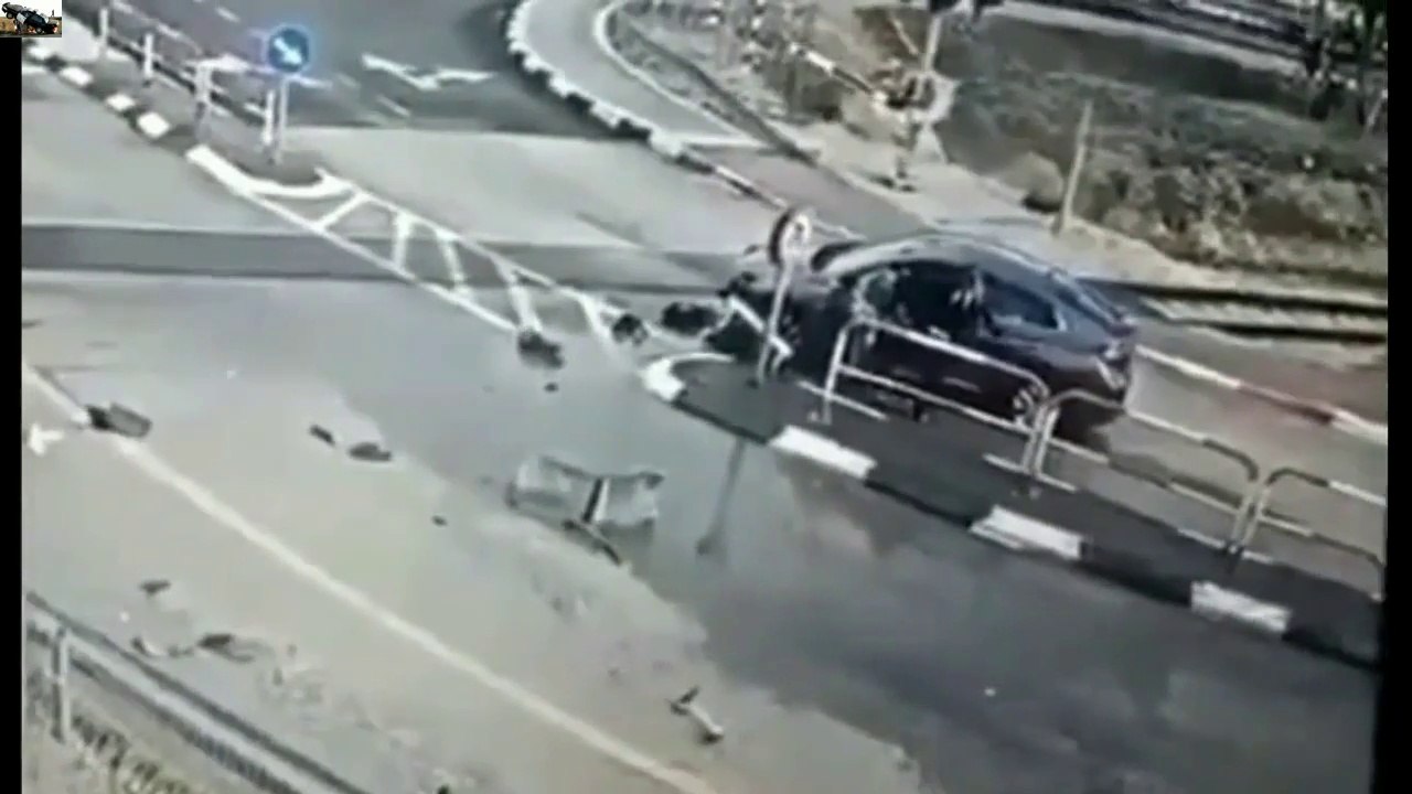 WOMEN DRIVERS FAILS, WOMEN CRASHING CARS COMPILATION 2019(1)