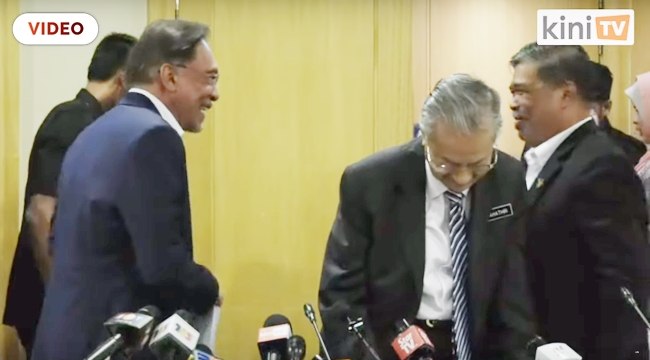 Yang itu politik bangang, jelas saya bergurau