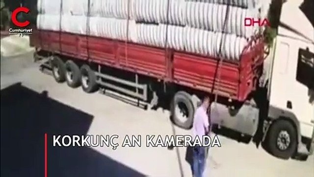 Pamuk balyalarının altında kaldı! Korkunç an kamerada