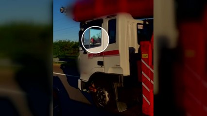 [영상] "발로 운전을?"...대형차의 아찔한 고속도로 주행 / YTN