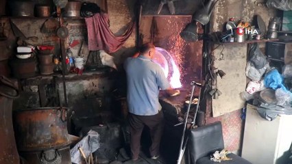 Babasından kalan 'kalaycılık' mesleğini yaşatıyor