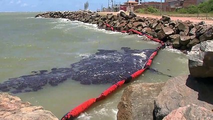Brasil tras la pista de misteriosas manchas de petróleo en más de cien playas
